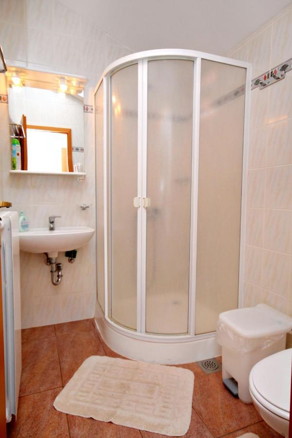 Apartments And Rooms With Parking Space Krk - 5294 كرك المظهر الخارجي الصورة
